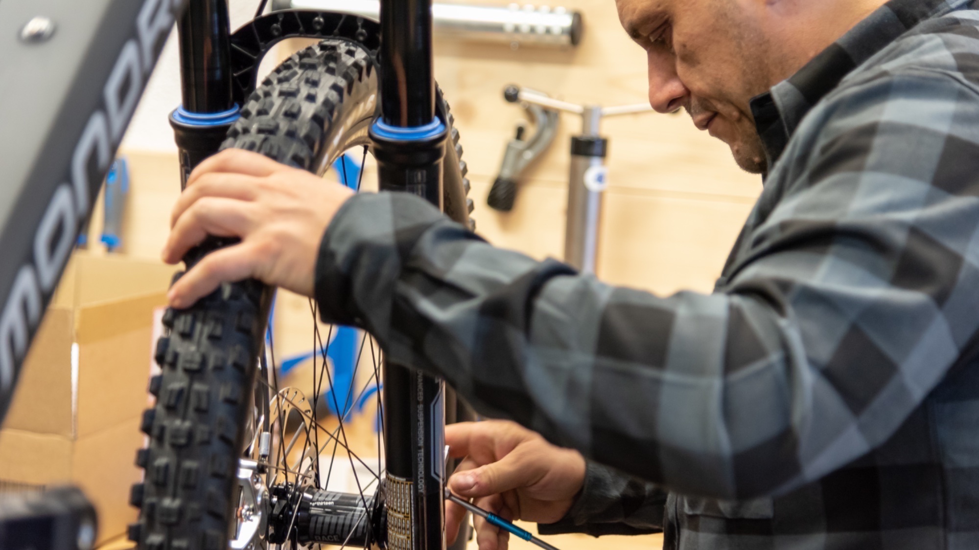 Mechaniker in der Bike Area Werkstatt