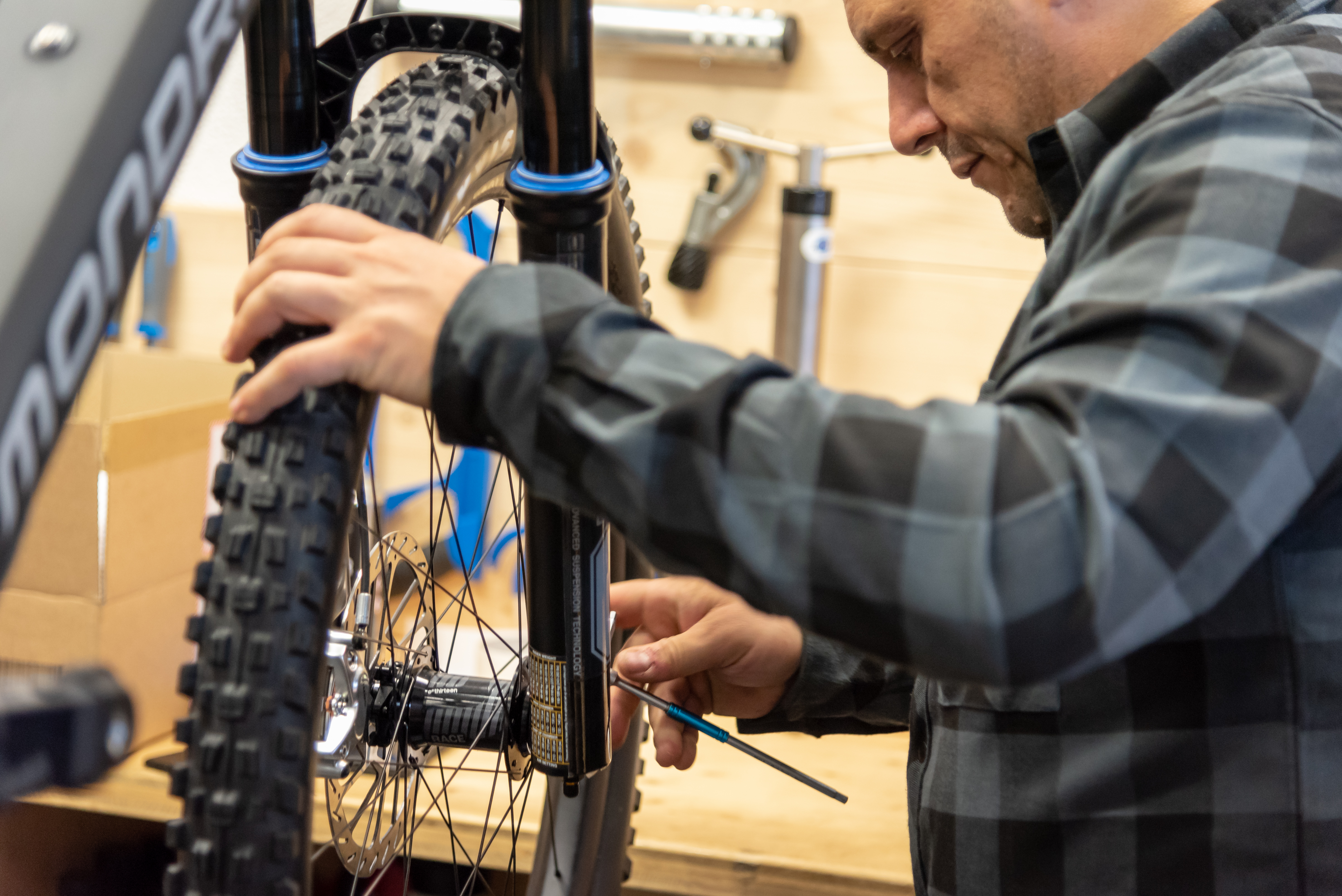 Mechaniker arbeitet an einem E-MTB in der Bike Area Werkstatt